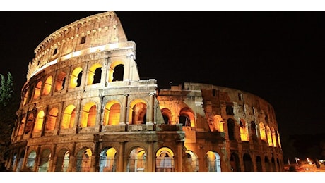 Colosseo, esperienza unica con Airbnb: 16 turisti diventano gladiatori per un giorno nell'arena