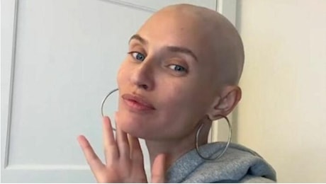 Bianca Balti si mostra senza capelli dopo la chemio: “L’ho fatto”