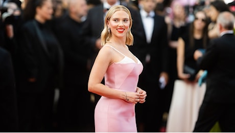 Scarlett Johansson compie 40 anni: vi raccontiamo la storia d'amore con la moda in 5 curiosità che forse non conoscete