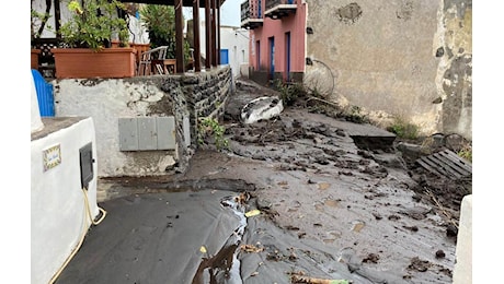 Maltempo: 50 persone isolate a Stromboli, fiume di fango a Ginostra