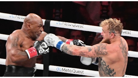 Jake Paul sconfigge Mike Tyson (ai punti), lo youtuber batte il campione di boxe nel match show di Netflix