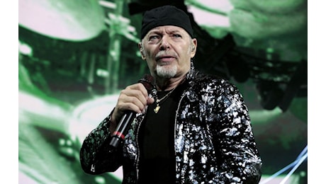 Vasco Rossi: i fascisti «sono tornati, lupi travestiti da agnelli». La replica: «Così oltraggi gli italiani che hanno fiducia in questo governo»