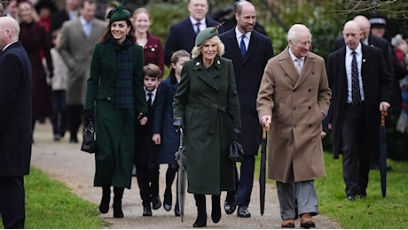 La Famiglia Reale riunita per la messa di Natale a Sandringham con la principessa Kate e i suoi figli più sorridenti e radiosi che mai