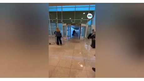 Spagna, allagato aeroporto Barcellona El Prat, pista e corridoi inondati, si può nuotare - VIDEO