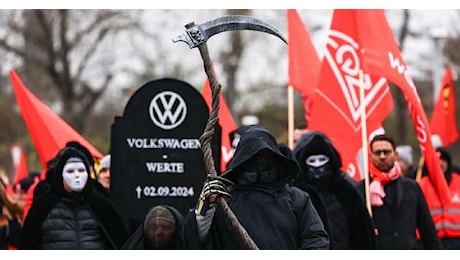 Oltre 6000 dipendenti Vw protestano a Wolfsburg