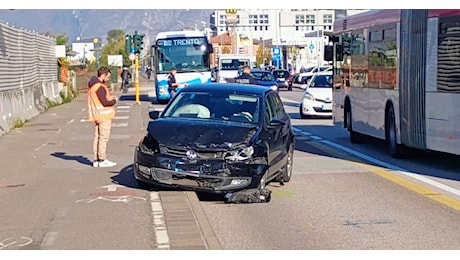 Sciopero dei trasporti, traffico impazzito: scontro tra due auto in via Brennero