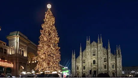 A Milano ventisette alberi di Natale: in piazza Duomo un abete di 27 metri e la Galleria sarà griffata Dior