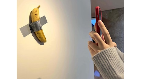 Banana di Cattelan, la reazione del fruttivendolo che l'ha venduta (a 25 centesimi)