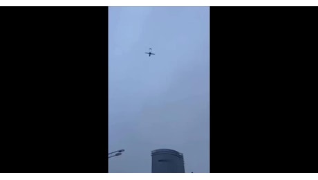 Russia, edificio colpito da drone di Kiev a Kazan a 1.000 km dal fronte, il momento dell'impatto e dell'esplosione – VIDEO