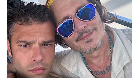 Fedez in barca a Saint Tropez con Johnny Depp. FOTO