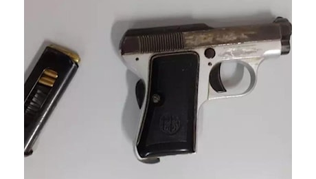 Mantova, spara con una pistola in un pullman di studenti e ferisce un ragazzo: minorenne in carcere