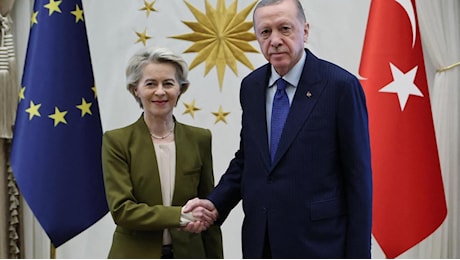 Migranti, l'apertura di von der Leyen: «Anticipiamo la revisione del concetto di Paese sicuro e lavoriamo sugli hub in Paesi terzi». E l'Ue stanzia un miliardo per la Turchia