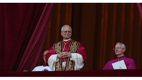 Papa Leone XIV, la prima messa del nuovo Pontefice nella Cappella Sistina, presentazione ai cardinali che lo hanno eletto in Conclave - DIRETTA