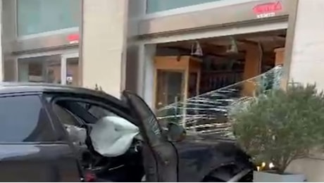 Lecce, spaccata a una gioielleria del centro: poi la fuga dei ladri finisce con l'auto contro la vetrina di un altro negozio