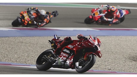 MotoGp, Marquez domina anche in Qatar. Che rimonta di Bagnaia | Risultati e classifica