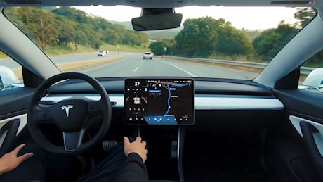 Tesla, arriva la Full Self Driving V13 per i clienti USA. Le prime impressioni di guida