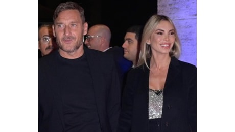 Totti - Jacobelli, l'ex capitano della Roma dribbla il gossip e parte per Miami con Noemi Bocchi