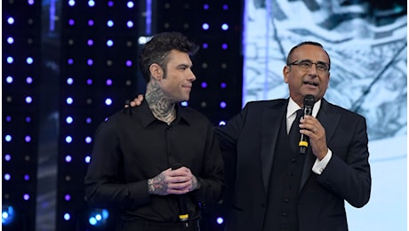 Fedez preoccupa i fan prima di Sanremo 2025, Carlo Conti lo accompagna fuori dal palco dopo l'esibizione