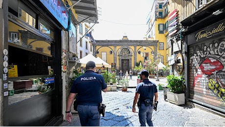 Santa Chiara, terrore spari e due feriti: grave un innocente