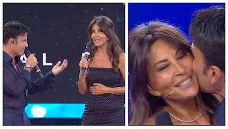 Sabrina Ferilli canta con Sal Da Vinci, Maria De Filippi: Mi ha stressata tutta l'estate per invitarlo