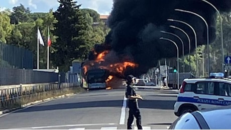 Laurentina: bus Tpl in fiamme, passeggeri in fuga e alta colonna di fumo sulla città