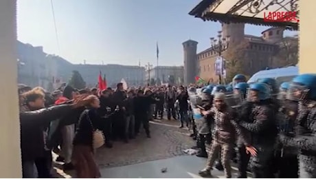 Torino, scontri in piazza tra studenti polizia: 15 agenti al Pronto soccorso