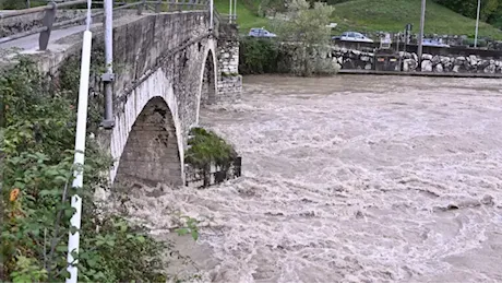 Arriva il maltempo, strade allagate in Liguria: l’allerta è arancione, chiudono le scuole