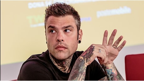 Fedez colto da malore sull’aereo, trasportato al Perrino: salta la serata a Gallipoli