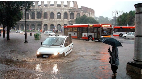 Bomba d'acqua a Roma, a che ora e quanto dura la pioggia. Crollano le temperature (ma nel weekend torna il sole): le previsioni