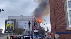Maxi incendio alla Borsa di Copenaghen, crollata la torre: evacuati Parlamento e governo danese