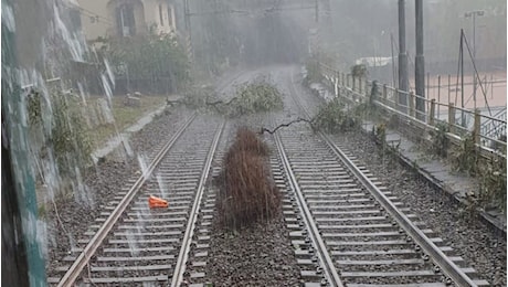 Fulmine ferma i treni a Quarto. La pioggia torrenziale guasta uno scambio a Nervi. Ritardi fino a 80 minuti