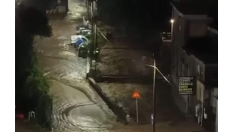 Maltempo e allerta meteo rossa oggi, esonda fiume a Genova: strade allagate e scuole chiuse