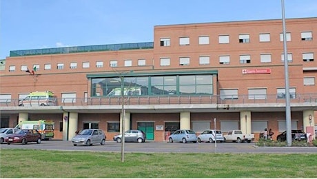 Paziente fuori controllo aggredisce medici e infermieri: panico al pronto soccorso