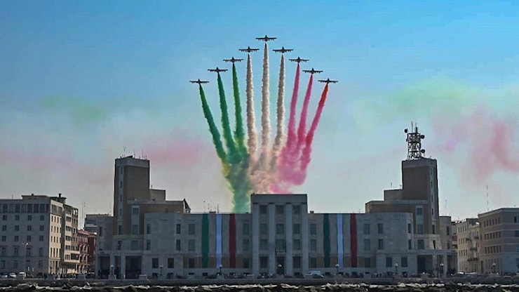 San Nicola, Frecce tricolori mercoledì 7 maggio in sorvolo su Bari. Passaggio visibile dal lungomare - la Repubblica San Nicola, Frecce tricolori mercoledì 7 maggio in sorvolo su Bari. Passaggio visibile dal lungomare - la Repubblica