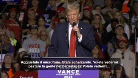 Trump perde la pazienza per il microfono: Mi faccio il c... stupidi