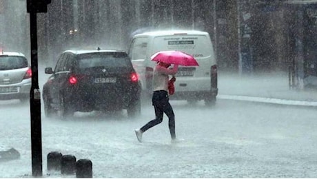 Un violento temporale colpisce la città di Milano: pioggia forte e grandine