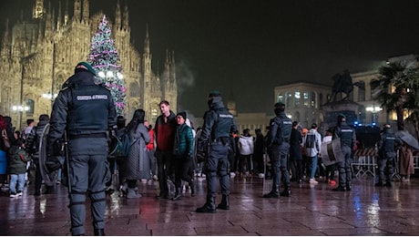 Milano, la ragazza belga conferma le violenze di Capodanno: “Circondati da 30-40 uomini, la polizia non poteva vederci”