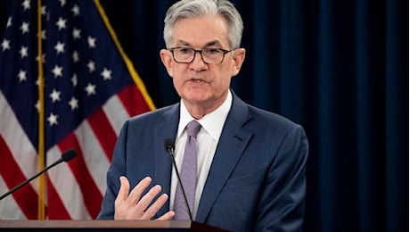 Fed, Powell: economia forte, non c'è fretta di abbassare i tassi