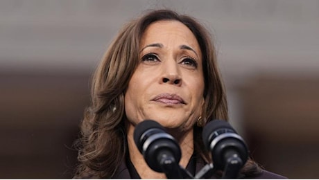 Il discorso della resa di Kamala Harris tra delusione e orgoglio: «Accetto il risultato ma non lascio la lotta»