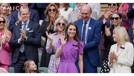 Standing ovation per Kate Middleton, a sorpresa a Wimbledon con Charlotte