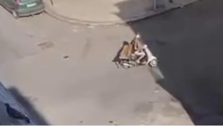 Palermo, ruba una panchina da un giardino pubblico e la porta via con lo scooter