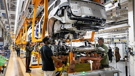 Stellantis, nel 2024 crolla la produzione di auto in Italia: -45,7%, il livello più basso dal 1956