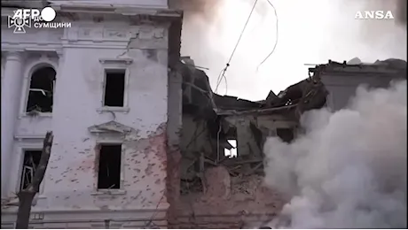 Strage a Sumy, la foto simbolo di madre e figlioletta ferite. Trump: «Un terribile errore»
