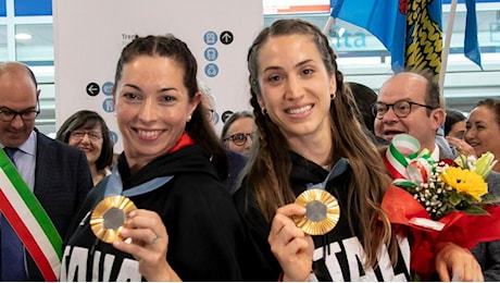 Atterraggio nell’oro, l’abbraccio del Friuli per Rizzi e Navarria al rientro dopo il trionfo olimpico