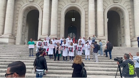 Napoli, aggressioni in ospedale: la protesta dei medici davanti al Cardarelli