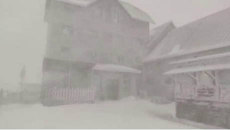 Campo Imperatore, in 18 bloccati nel rifugio per la bufera di neve