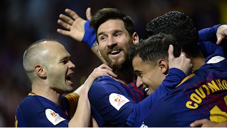 INIESTA DÀ ADDIO AL CALCIO, L'OMAGGIO DI MESSI 'MANCHERAI A TUTTI'