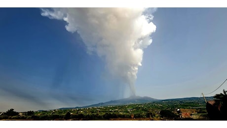 L'Etna si è risvegliato: le esplosioni fanno tremare porte e finestre, un'enorme nube copre i paesi fino al mare