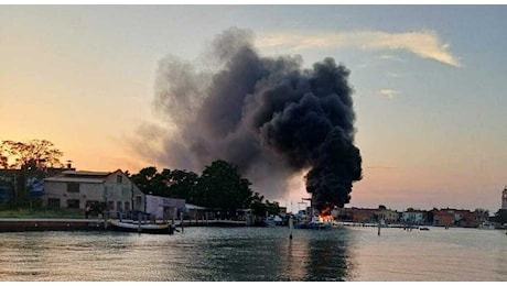 Esplosione a Venezia, barche in fiamme a Murano nel cantiere navale Scarpa: fumo visibile in tutta la città