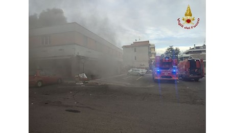 Roma, incendio azienda dolciaria: fumo rende difficile operazioni